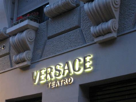 teatro versace piazza vetra|Versace inaugura il nuovo Teatro e crea la divisione Arte e Cultura.